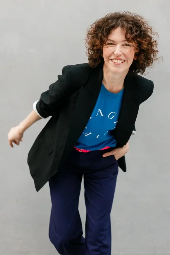 Eine Frau in professioneller Business-Kleidung posiert für ein Porträt. Sie trägt einen gut sitzenden Blazer in neutralen Farben und lächelt dezent in die Kamera. Der Hintergrund ist weich und unscharf, um den Fokus auf die Frau zu legen. Dieses Bild veranschaulicht die Wichtigkeit von durchdachter Kleidung bei Personal-Brandung-Business-Porträts und vermittelt einen professionellen und gepflegten Eindruck.