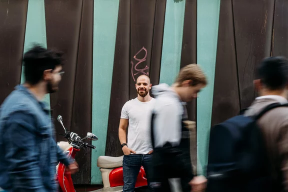 Porträt von Christian Manthey, aufgenommen von Nadine Stenzel Photography. Porträt von Christian Manthey, aufgenommen von Nadine Stenzel Photography.